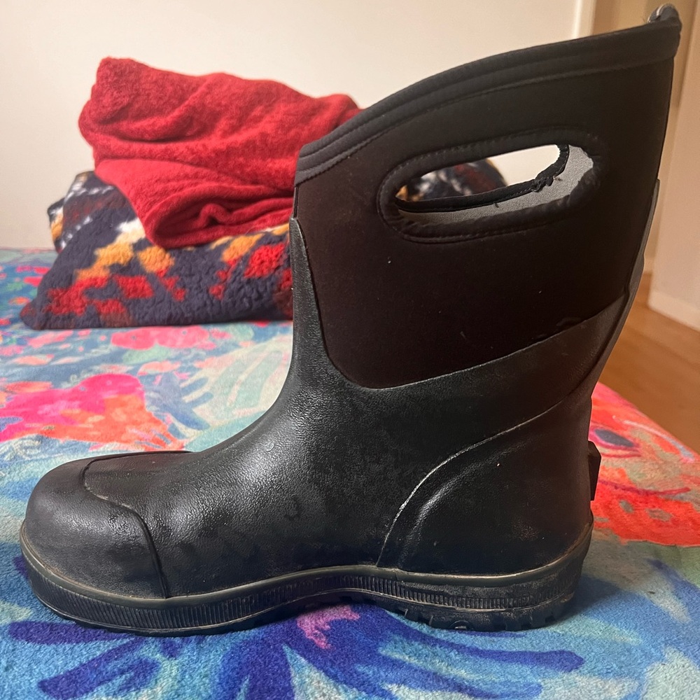Bogs classic ultra mid Rainboots Men’s size 10 Very good condition.